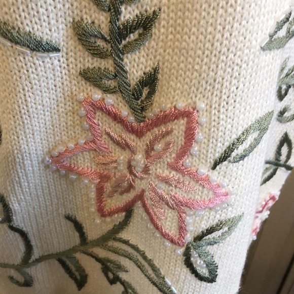 Beautiful embellished sweater - Picture 5 of 9